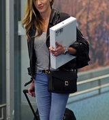KCP_2016candid_oct6_arrives_at_vancouver_airport_001.jpg