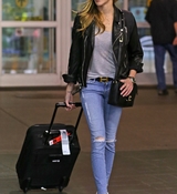 KCP_2016candid_oct6_arrives_at_vancouver_airport_014.jpg