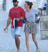 KCP_2018candid_oct24_at_beach_in_miami_023.jpg
